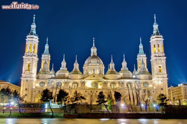 Immagine La Basilica Cattedrale di Nostra Signora del Pilar a Saragozza, Spagna, in una luminosa versione notturna. Cominciata alla fine del Seicento e terminata alla fine dell'Ottocento, dichiarata Basilica minore nel 1948, si pensa che sia la prima chiesa della storia ad essere stata dedicata alla Vergine - © Anibal Trejo / Shutterstock.com