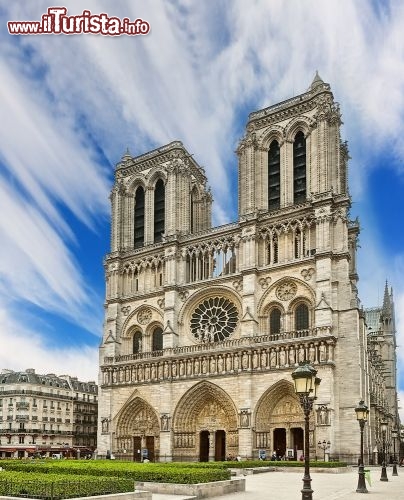 Immagine Notre Dame de Paris la storica Cattedrale di Parigi (più di 850 anni) sulla Senna - © WDG Photo / Shutterstock.com