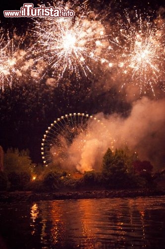 Immagine Notte Rosa a Mirabilandia, Emilia Romagna, Italia. Lo spettacolo pirotecnico organizzato nel parco in provincia di Ravenna in occasione del tradizionale appuntamento rigorosamente "pink".  Sullo sfondo la ruota panoramica Eurowheel alta 92 metri illuminata, nelle ore notturne, da oltre 50 mila lampadine