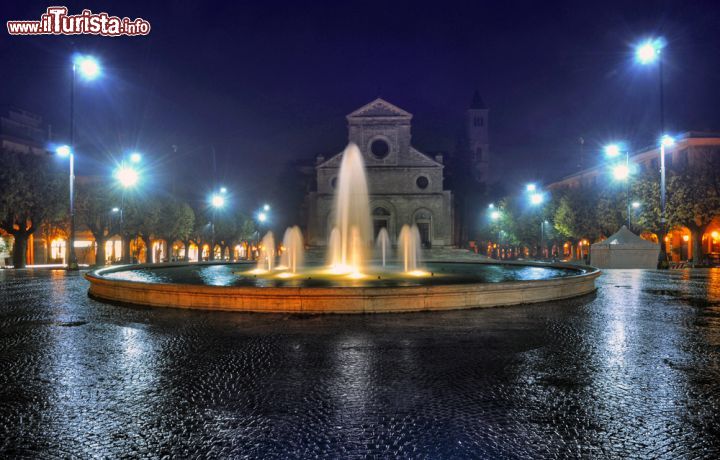 Immagine Notturno in Piazza Risorgimento ad Avezzano: qui si svolgono i tradizionali mercatini di Natale - © Claudio Parente - CC BY-SA 4.0 - Wikimedia Commons.