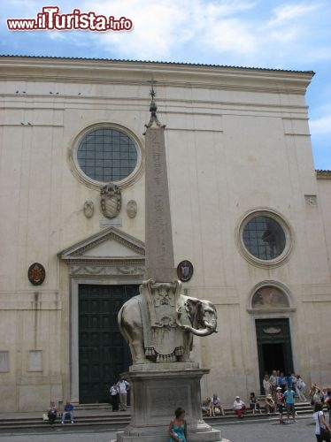 Immagine L'Obelisco della Minerva di Roma, uno dei tredici obelischi della capitale, è un'opera di Bernini collocata in Piazza di Santa Maria sopra Minerva. A sorreggere il monumento c'è la scultura di un elefante, e l'iscrizione latina sul basamento spiega che l'animale simboleggia l'importanza della forza, perché solo una mente forte può sostenere una solida sapienza.