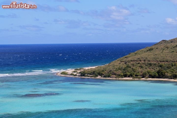 Immagine Oil Nut Bay - Questa baia si trova nella parte est di Virgin Gorda. Raggiungibile solo via mare, sarà presto una delle destinazioni più famose delle Isole Vergini Britanniche. Le acque turchesi di questa zona sono abitate da diverse tartarughe marine. - © Guendalina Buzzanca / thegtraveller.com