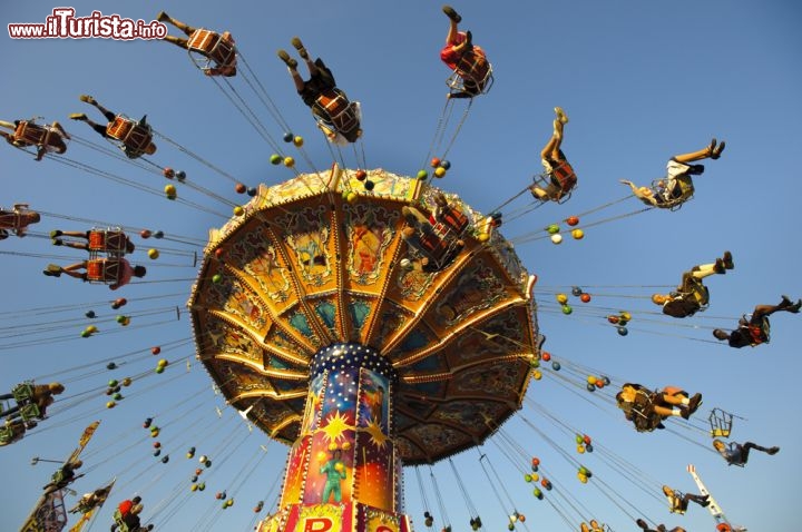Immagine Oktoberfest a Monaco di Baviera: una giostra (calcinculo) nel luna park annesso ai tendoni dove si gusta la birra, presso la Theresienwiese - © filmfoto / Shutterstock.com