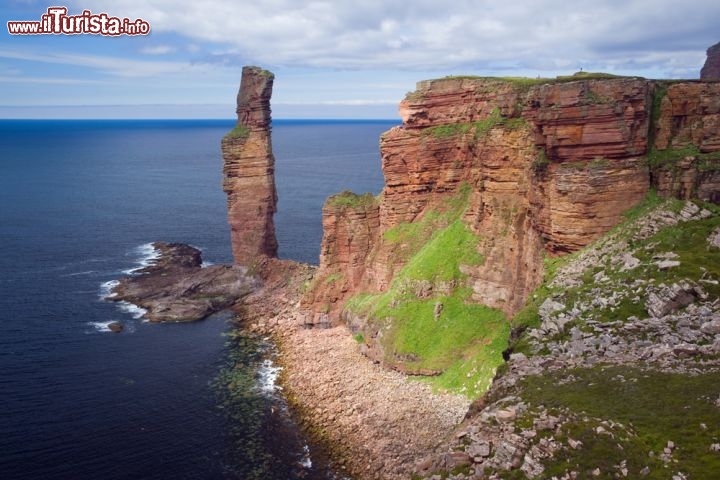 Immagine Old Man of Hoy, il faraglione alto 136 metri, in arenaria rossa, che domina la isola di Hoy alle Orcadi, in Scozia  - © David Woods / Shutterstock.com