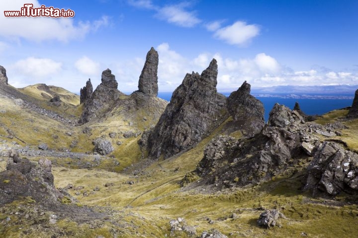 Immagine Old Man of Storr, Isola di Skye in Scozia. Questa roccia particolare fa parte della collina rocciosa conosciuta come "The Storr" che si trova sulla penisola di Trotternish. Questa collina presenta ad ovest un pendio dolce mentre il lato rivolto verso il Sound of Raasay è piuttosto ripido e ricco di affioramenti rocciosi. Uno dei luoghi più frequentati da appassionati di trekking e scalatori - © Karola i Marek / Shutterstock.com