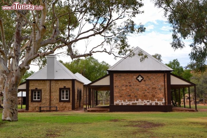 Immagine Il primo insediamento di Alice Springs, la Old Telegraph Station - Il ritrovamento di una pozza d'acqua permanente, lungo il Todd River, suggerì la costruzione del primo insediamento ad Alice Springs, nella seconda metà dell'800