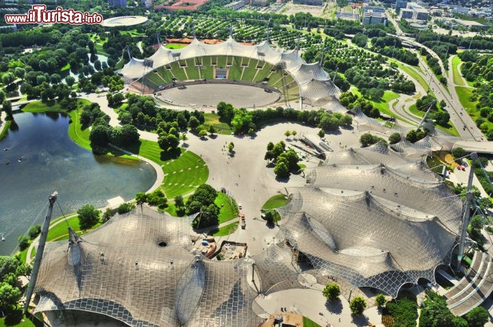 Immagine Olympiapark Monaco. Il parco venne eretto nel 1972, per ospitare i Giochi Olimpici. Lo stadio è quello dove giocava il Bayern, ora sostituito come stadio dalla scintillante Allianz Arena, ed è famoso per la sua copertura mobile, avveniristica ai tempi della sua costruzione  - © meunierd / Shutterstock.com
