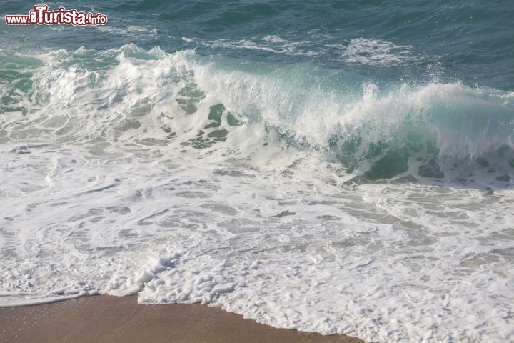 Immagine Le Onde potenti dell' Egeo a Icaria in Grecia, durante una fase di vento Meltemi da nord-est - © Portokalis / Shutterstock.com