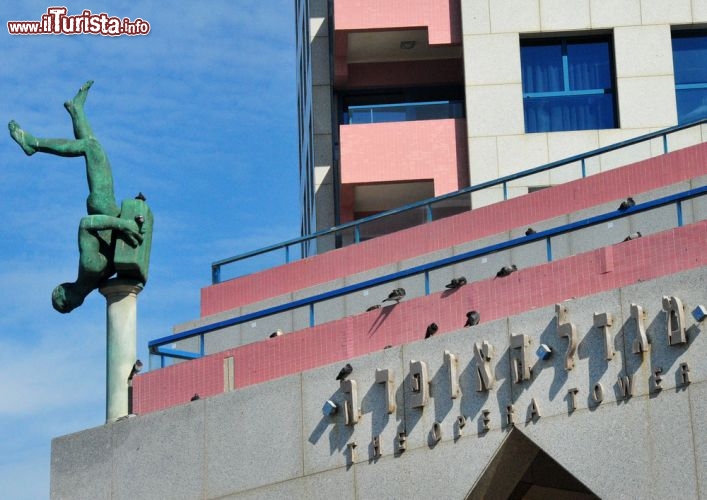 Immagine Dettaglio del Teatro dell'Opera di Tel Aviv, che fa parte del Tel Aviv Performing Arts Center aperto nel 1994, situato in centro città a pochi passi dal Museo di Israele. Il teatro ospita spettacoli di ogni genere e adatti a un pubblico di varie età, dalle performance recitate agli show musicali. Tutte le opere sono presentate in lingua originale, con sottotitoli in lingua ebraica e in inglese  - © ChameleonsEye / Shutterstock.com