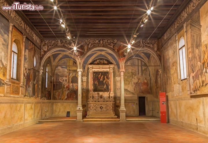 Immagine Gli affreschi che decorano l'interno dell'oratorio di San Rocco, tra le migliori testimonianze del Cinquecento padovano - © Renata Sedmakova / Shutterstock.com