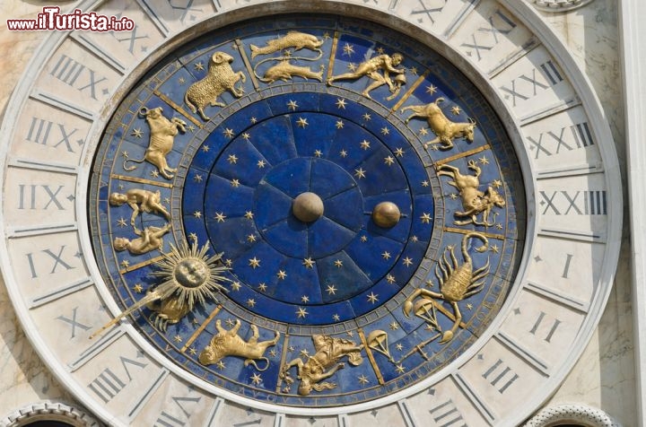 Immagine Orologio con lo Zodiaco a Venezia, torre dell'Orologio in Piazza San Marco. L'orologio fa parte della torre che ospita i due mori sulla cima dell'edificio, incaricati dei rintocchi delle mezze ore battendo di su di una grande campana in bronzo - © IFelix / Shutterstock.com