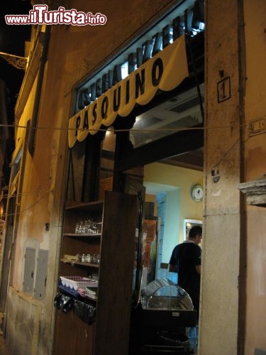 Immagine L'Osteria Pasquino, nell'omonima piazza, è un buon posto per provare la tradizionale cucina di Roma. Si trova accanto alla statua di Pasquino, una delle più famose "statue parlanti" della capitale, cioè una serie di statue su cui i cittadini, sin dal Cinquecento, affiggevano componimenti satirici di critica contro i governanti, le cosiddette "pasquinate".