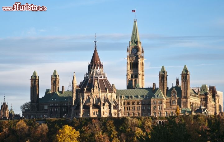 Immagine Il Parlamento del Canada si trova ad Ottawa, nella regione dell'Ontario, dove occupa l'emblematica Parliament Hill. L'edificio in stile gotico, caratterizzato dalla slanciata Peace Tower (la Torre della Pace), può essere visitato gratuitamente tutti i giorni con l'aiuto di una guida, prenotando in anticipo se il gruppo supera le 10 persone - © N/A / Shutterstock.com