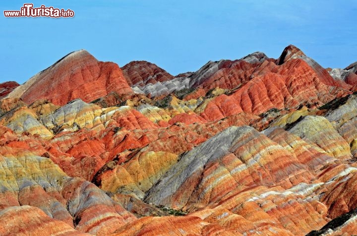 Immagine Il paesaggio Danxia a Zhangye: erosioni di 6 milioni di anni fa hanno messo a nudo delle rocce stratificate di arenaria, colorate in modo vario grazie a diverse composizioni mineralogiche. Si trovano non troppo distanti da Jiayuguan, in Cina - © suronin / Shutterstock.com