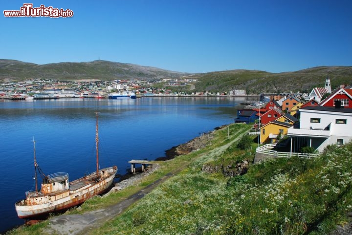 Immagine Estate a Hammerfest, Norvegia - Ottobre, febbraio e marzo sono i mesi migliori per ammirare lo spettacolo dell'aurora boreale anche se a scandire il trascorrere delle stagioni sono il numero di ore che si registrano ogni mese: il sole di mezzanotte si può osservare fra il 14 maggio e il 29 luglio mentre la notte polare dura dal 21 novembre al 21 gennaio. In estate il  sole può portare a temperature pomeridiane che raggiungono i 20 gradi © kor / Shutterstock.com