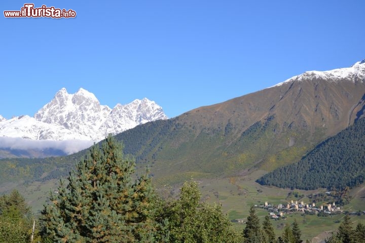 Immagine Paesaggio dello Svaneti: in basso la regione di Mestia con le  torri medievali, in fondo le più alte montagne del Caucaso in Georgia. Si noti la doppia cima del monte Ushba, 4.700 metri di altitudine