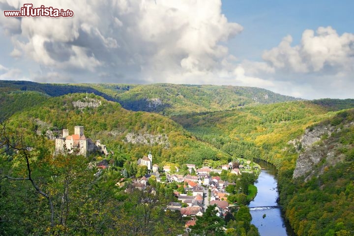 Immagine Paesaggio del Waldviertel, la verde valle all'interno del parco Thayatal in Bassa Austria, con il castello di Hardegg - © Pecold / Shutterstock.com