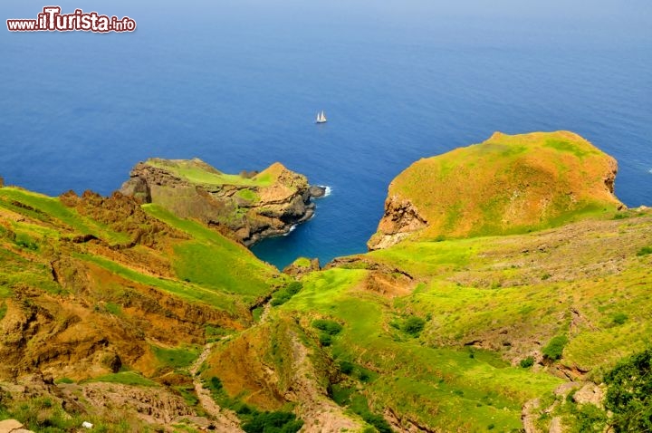 Immagine Il paesaggio spettacolare ed incontaminato di Ilha Brava. E' forse la meta meno conosciuta tra le varie isole di Capo Verde, dove è molto difficile incontrare altri turisti, e dove si può vivere la bellezza originale dell'arcipelago al largo delle coste occidentali dell'Africa - © Raul Rosa / Shutterstock.com