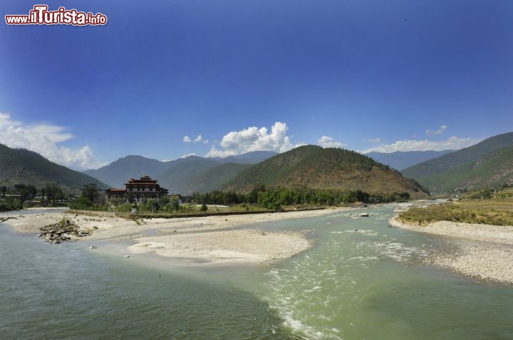 Immagine Paesaggio intorno al Monastero di Phunaka in Bhutan alla confluenza dei fiumi  Mochu (sinistra) e Chu (a destra), il fiume più scuro. nella tradizione il fiume Mochu è di sesso femminile mente il Chu è maschile. Qualche anno fa un peina aveva parzialmente distrutto il Monastero di Phunakha Dzong, che però à stato prontamente ricostruito - © Stasis Photo / Shutterstock.com