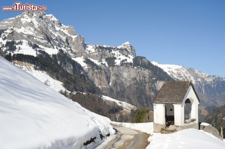 Immagine Paesaggio invernale a Engelberg, Svizzera - Comune svizzero del cantone Obwalden, Engelberg ospita sul suo territorio poco più di 3500 abitanti. Dalla sua posizione nei pressi del monte Titlis si gode una vista impareggiabile sui paesaggi limitrofi soprattutto quando sono ricoperti da un soffice strato di candida neve © Stefano Ember / Shutterstock.com