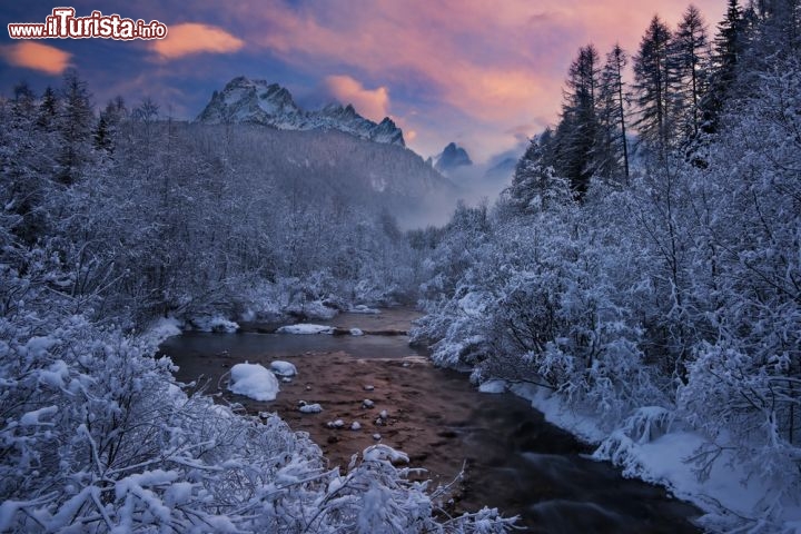 Immagine Paesaggio invernale a Sesto Sexten. Ci troviamo in Trentino Alto Adige e qui è possibile sciare nel comprensorio più grande delle Dolomiti Orientali - © stjepann / Shutterstock.com