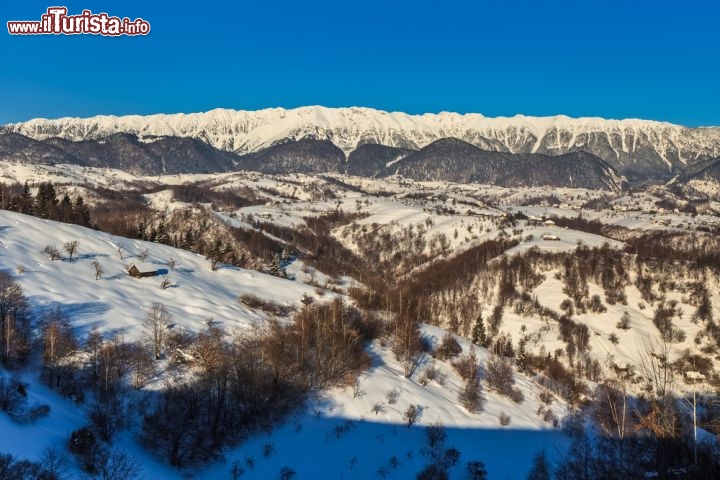 Immagine Paesaggio invernale nella regione di Bran, nei Carpazi, in Romania  - © Porojnicu Stelian / Shutterstock.com