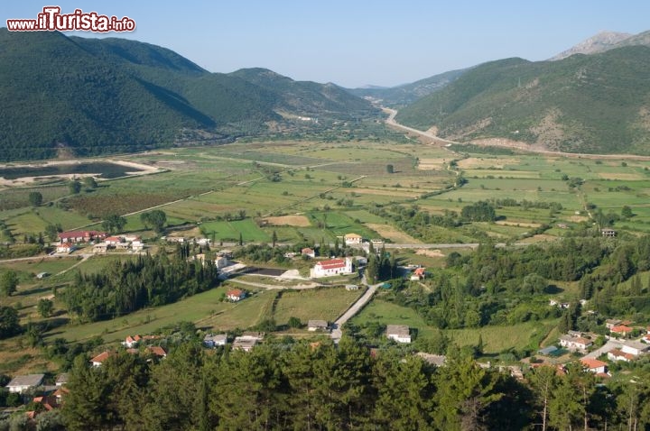 Immagine Paesaggio delle verdi montagne dell'Epiro che si trovano vicino a Igoumenitsa, in Grecia - © ollirg / Shutterstock.com