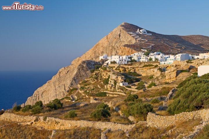 Immagine Paesaggio selvaggio sull'isola di Folegandros alle Cicladi (Grecia) - © Georgios Alexandris / Shutterstock.com