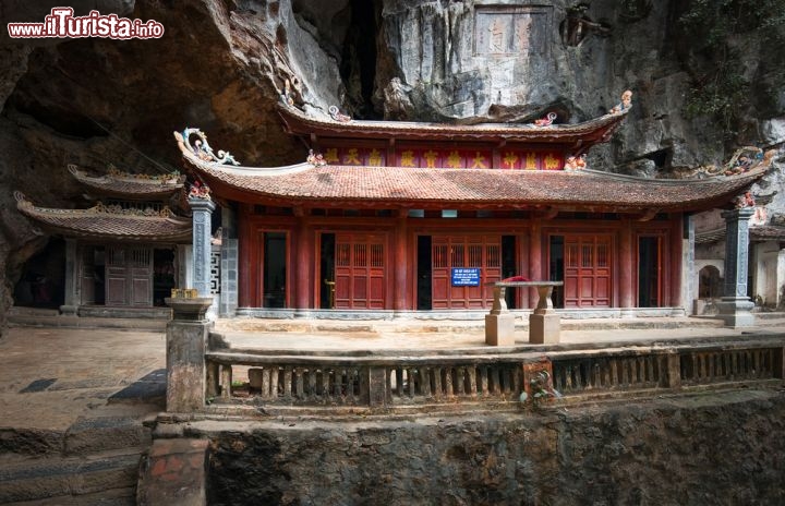 Immagine Pagoda di Bich Dong, Ninh Binh, Vietnam: il sistema di templi ha un'origine molto antica; risale infatti al 1428. Nelle pagode si trovano statue ed incensi che rendono l'atmosfera davvero magica - Foto © Banana Republic images / Shutterstock.com