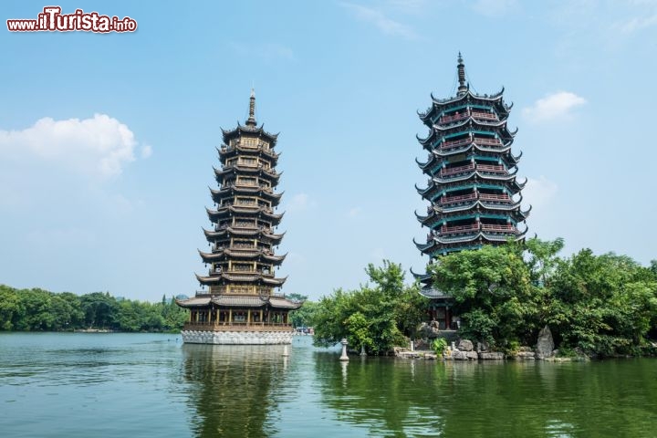 Immagine Pagoda del Sole e della Luna sul lago di Guilin in Cina - © zhu difeng / Shutterstock.com