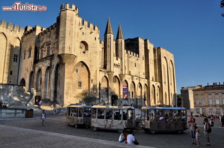 Immagine Palais de Papes ad Avignone. Da notare il trenino che compie il tour del centro storico  della città della Provenza (Francia)