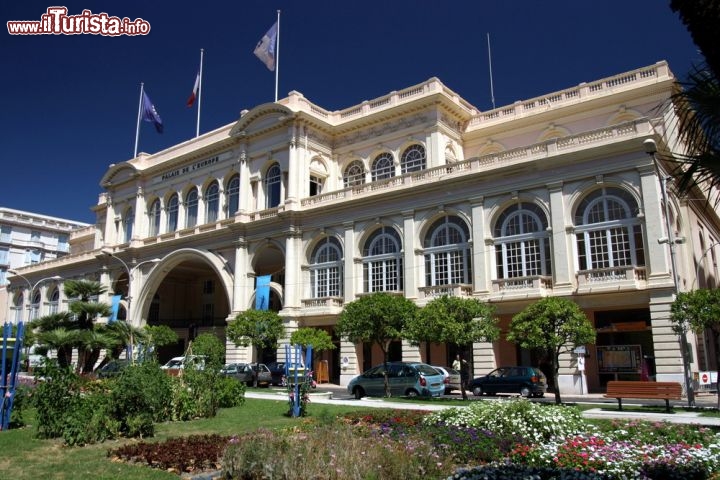 Immagine Palais de l'Europe a Menton in Francia, ci troviamo in Costa Azzurra, non distanti dal confine con l'Italia - © titus manea / Shutterstock.com