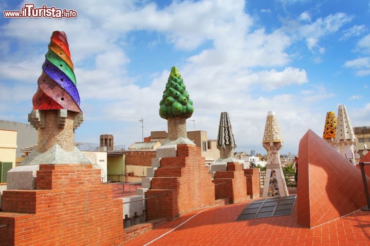 Immagine Palau Guell con i comignoli colorati a Barcellona, Spagna. Di particolare interesse è la concezione del tetto di questo edificio costruito da Gaudì che si presenta con comignoli dalle forme e dai colori bizzarri, alcuni dei quali rivestiti da ceramiche variopinte, vere e proprie opere d'arte - © Lisa A / Shutterstock.com