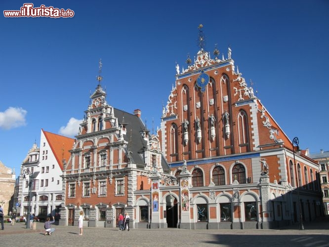 Immagine Palazzi in centro a Riga capitale della Lettonia (Repubbliche Baltiche). in primo piano la Casa delle Teste Nere (Melngalvju nams) che risale al 14° secolo - © Peter Zachar / Shutterstock.com