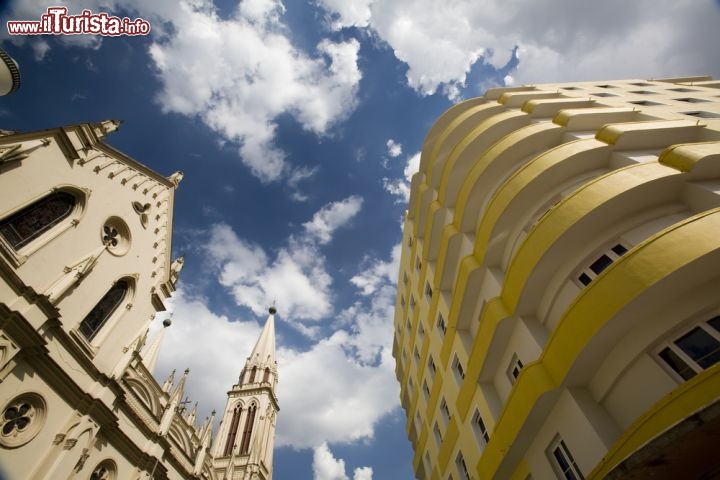 Immagine Palazzi nel centro di Curitiba, Brasile - © intoit / Shutterstock.com