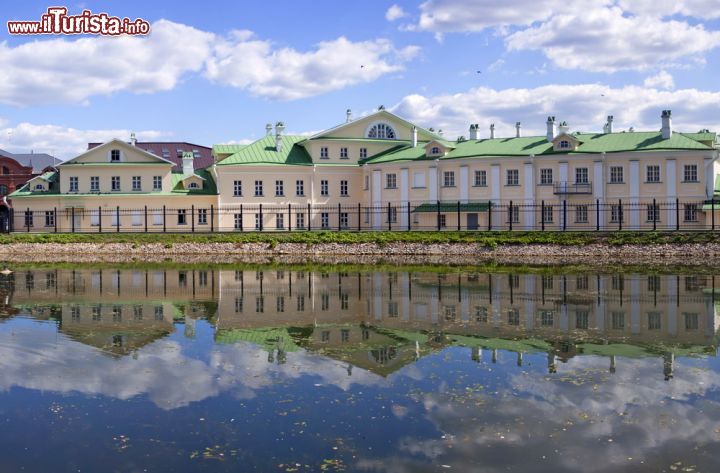 Immagine Palazzi riflessi sull'acqua: siamo a Sergiev Posad nei dintorni di Mosca, una delle città dell'Anello d'Oro della Russia - © bellena / Shutterstock.com