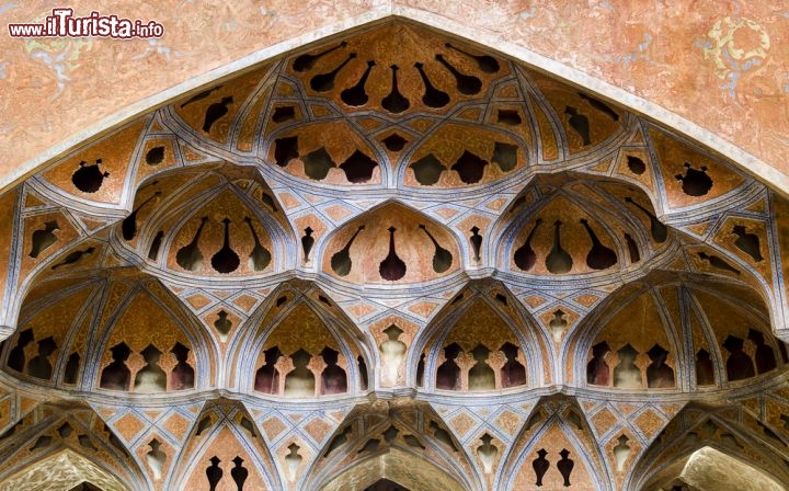 Immagine Gli stucchi all'interno del Palazzo Ali Qapu a Isfahan in Iran - © Artography / Shutterstock.com