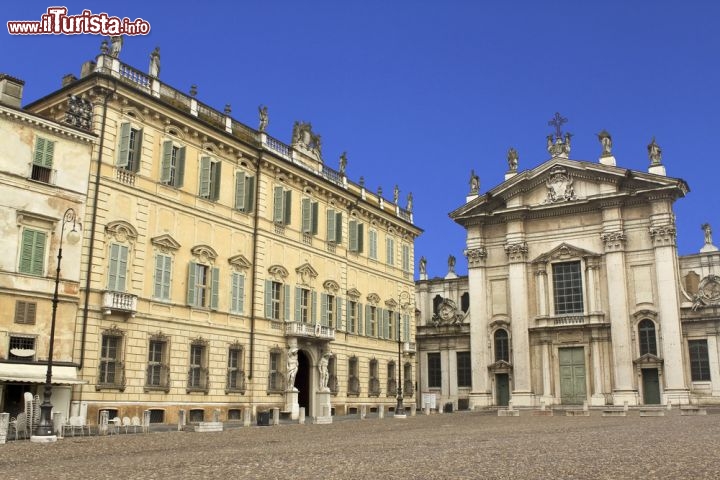 Immagine Palazzo Bianchi e la Cattedrale di San Pietro: siamo in Piazza Sordello a Mantova, Lombardia - © Antonio Abrignani / Shutterstock.com