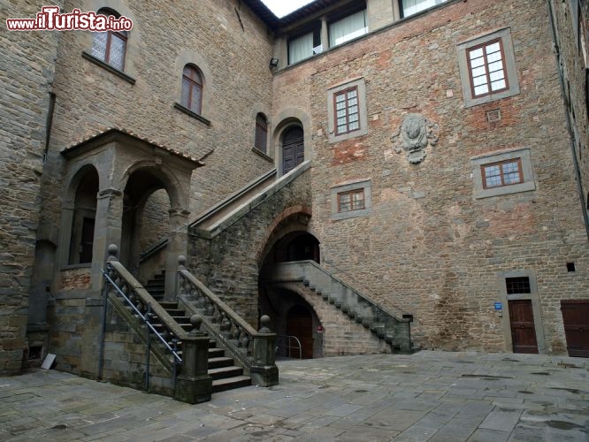 Immagine Ingresso di Palazzo Casali, Cortona  - Da Piazza della Repubblica si può accedere alla vicina Piazza Signorelli dove si affaccia uno degli edifici simbolo del borgo di Cortona. Tappa fondamentale di una visita alla città della provincia aretina è infatti Palazzo Casali, costruito nel XVI° secolo, da sempre considerato il luogo per eccellenza dell'arte e della cultura locale, che oggi ospita al suo interno il Museo dell'Accademia Etrusca e della Città di Cortona (noto anche come MAEC) e le sedi dell'Accademia Etrusca e della Biblioteca © wjarek / Shutterstock.com