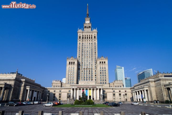 Immagine Il Palazzo della Cultura e della Scienza di Varsavia (Palac Kultury i Nauki): è uno dei simboli della capitale nonchè della Polonia comunista - © Artur Bogacki / Shutterstock.com