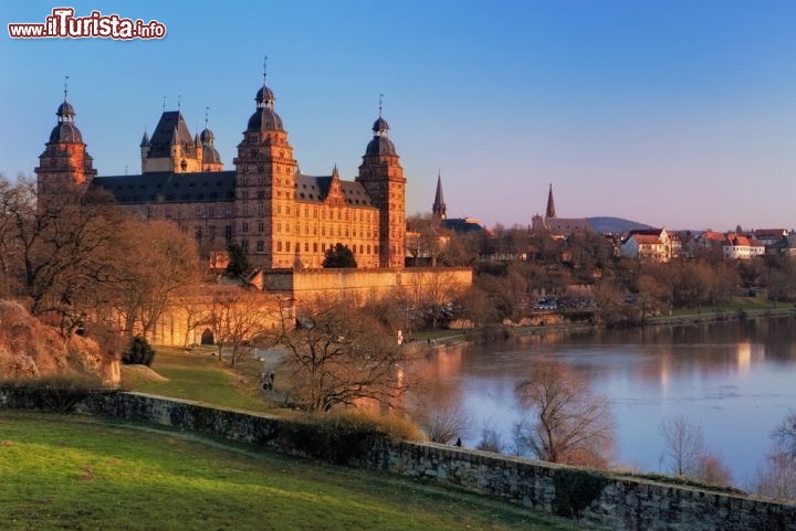 Immagine Una quarantina di chilometri a sud-est  di Francoforte sorge Aschaffenburg, famosa per il Castello di Johannisburg. Realizzato nei primi anni del Seicento per volere dell'arcivescovo Schweikard von Kronberg, ospita una ricca biblioteca e una bella raccolta di incisioni e pitture - © Boris Stroujko / Shutterstock.com