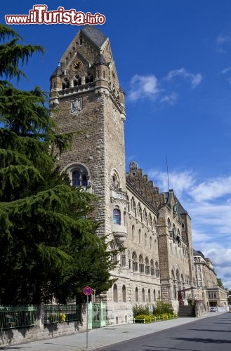 Immagine Il palazzo del Ministero della Difesa Federale a Coblenza: siamo nello stato della Renania - Palatinato nella Germania occidentale - © chrisdorney / Shutterstock.com