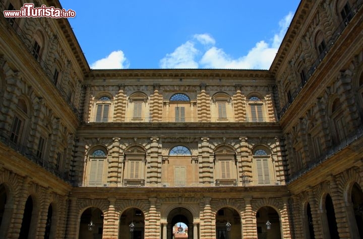 Immagine Palazzo Pitti a Firenze. Era la reggia del Granduca di Toscana ed è uno dei luoghi d'arte più importanti del capoluogo Toscano. Qui si trova la Galleria Palatina con opere di Tiziano e Raffaello, la Galleria d'arte moderna, la galleria del costume che è uno dei più importanti musei della moda, ed i monumentali Giardini di Boboli   - © fpwing / Shutterstock.com