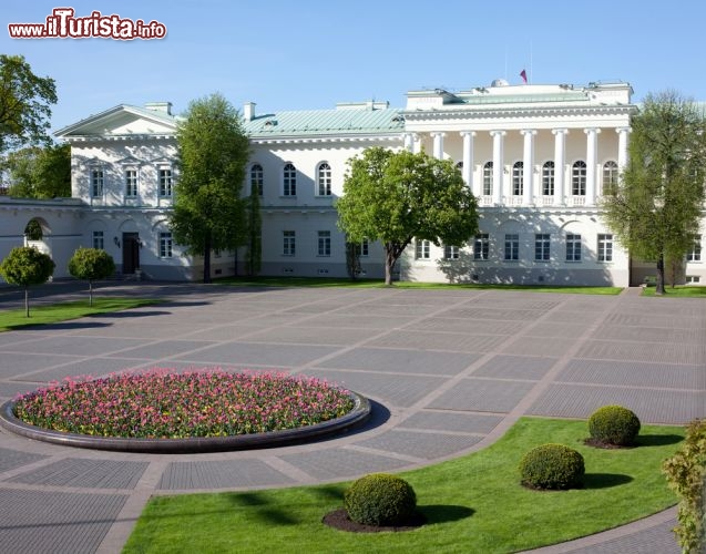 Immagine Il Palazzo Presidenziale di Vilnius in Lituania. Quando il presidente della Repubblica è presente, viene esposta una bandiera con lo stemma - © Birute Vijeikiene / Shutterstock.com