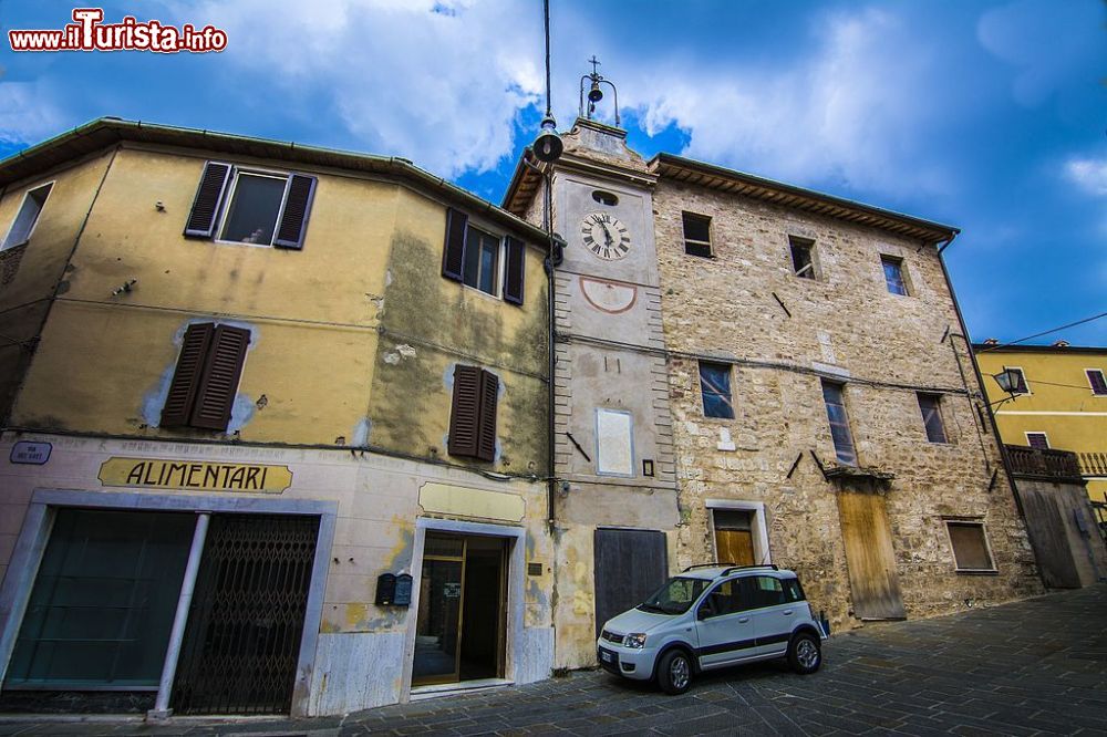 Immagine Il Palazzo Pretorio in centro a  Rapolano Terme - © Valeri Rossano - CC BY-SA 4.0, Wikipedia