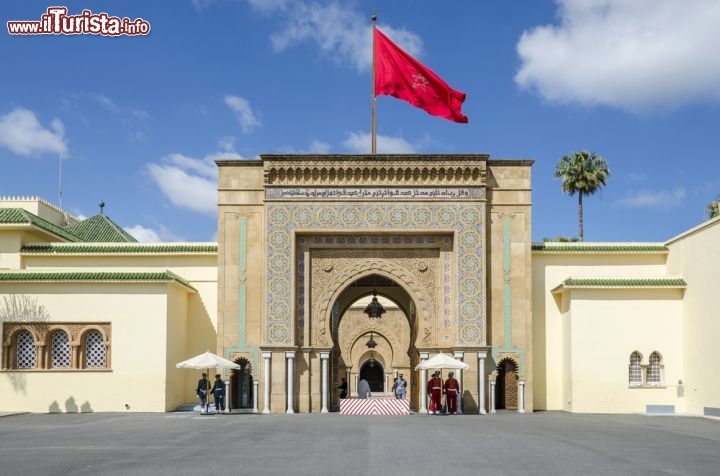 Immagine Palazzo Reale: il Dar al-Mahkzen è la sede del governo di Rabat; fu costruito nel 1864 sulle rovine del precedente palazzo. Nonostante il Re Mohammed VI non viva al suo interno, non è comunque consentita nessuna visita turistica - © laranik / Shutterstock.com