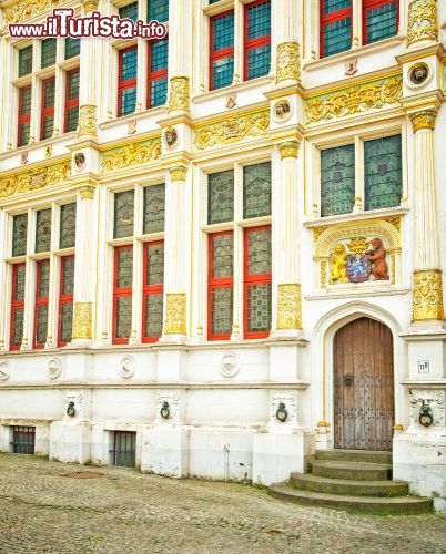 Immagine Particolare del Palazzo Reale di Bruges, Belgio - Fra gli edifici da visitare durante un tour a Bruges, capoluogo della provincia belga della Fiandra Occidentale, c'è il Palazzo Reale che si presenta con una grande facciata impreziosita da ricche decorazioni e da vetrate finemente lavorate © Botond Horvath / Shutterstock.com