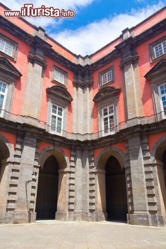 Immagine Palazzo Reale di Capodimonte in Napoli: da non confondere con il Palazzo Reale di zona Plebiscito, questa reggia si trova nella parte nord di Napoli. Oggi è un importante museo  d'arte che ospita la Galleria Nazionale di Capodimonte  - © Klagyi / Shutterstock.com