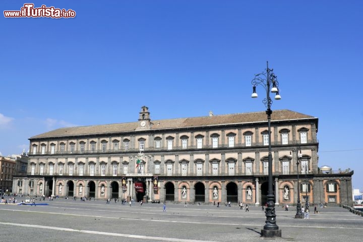Immagine Palazzo Reale di Napoli: si trova nella zona di Piazza del Pebliscito ed è stata la residenza dei vicerè di Spagna, di Austria e dove alloggiavano i re di Borbone - © ArTono / Shutterstock.com