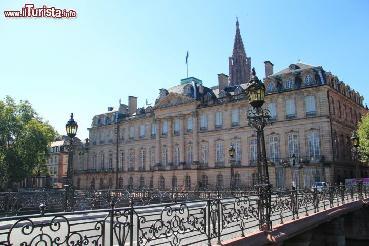 Immagine Palazzo Rohan a Strasburgo, Francia - Costruito fra il 1728  e il 1741 dall'architetto Robert de Cotte per il vescovo Armand de Rohan-Soubise in sostituzione del precedente palazzo vescovile, l'edificio si trova nel cuore di Strasburgo accanto alla cattedrale. L'architettura che lo caratterizza è uno splendido esempio di classicismo diventato di moda in Francia dopo la conquista della città © LENS-68 / Shutterstock.com